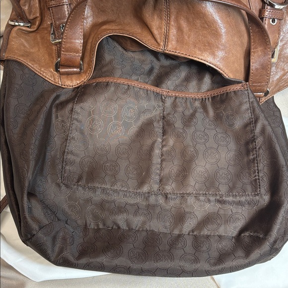 Micheal Kors Milo Shoulder Tote w/Dust Bag - Picture 6 of 17